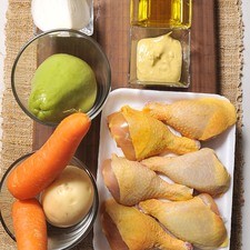 6 piernas de pollo con piel ¼ de cebolla 1 chayote 2 zanahorias 1 papa ¼ de taza de mostaza Dijón Sal, al gusto Aceite de oliva, la gusto