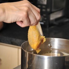 Poner a pre cocer el pollo con el trozo de cebolla y sal en una olla con agua durante 20 minutos.