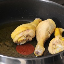 Pelar las papa, la zanahoria y el chayote y cortar en cubos medianos. Escurrir el pollo y poner a dorar en un sartén abierto.