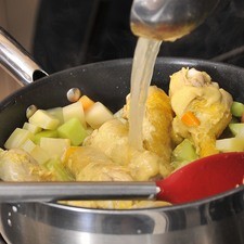 Agregar la mostaza y un poco del caldo del pollo. Bajar a lumbre y cocer tapado 20 minutos más.