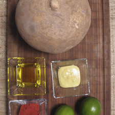 1 jícama 2 cucharadas de mostaza 2 limones 3 cucharadas de aceite de oliva Sal al gusto Pimienta al gusto Chile piquín en polvo al gusto