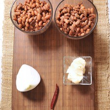 4 tazas de frijoles cocidos 1 chile de árbol 3 cucharadas de manteca de puerco ¼ de cebolla blanca Sal, al gusto