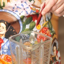 Moler una taza de los frijoles con un poco de su caldo y el chile de árbol en la licuadora, el chile es opcional.