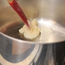 Calentar la manteca en un sartén abierto y sofreír la cebolla picada durante un minuto. Se puede utilizar aceite en vez de manteca si se desea.