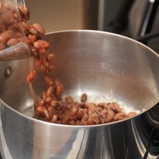 Agregar los frijoles enteros.