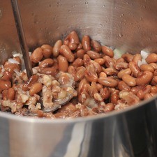Machacar un poco con el machacador de frijoles.
