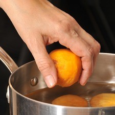 Poner a hervir los duraznos pelados en el agua.