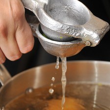 Añadir el jugo de limón y la canela. En cuanto suelte el hervor, bajar la lumbre y cocer destapados durante 30 minutos hasta que el almíbar al levantar la cuchara se forme un hilo. Dejar enfriar y refrigerar.