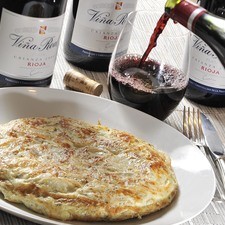 1 papa ½ cebolla 6 huevos ¼ de cucharadita de Romero ¼ de cucharadita de Tomillo 1 cucharita de Vinagre blasámico Sal, al gusto Aceite de oliva Vino tinto Viña Real Reserva