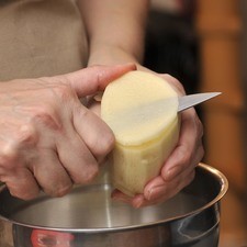 Pelar las papas y rebanarlas muy delgadas con un cuchillo o mandolina.