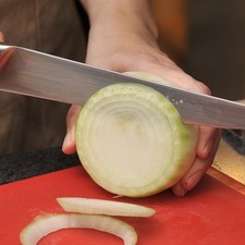 Cortar la cebolla en rebanadas delgadas también.