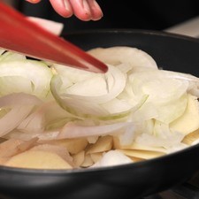 Calentar un poco de aceite en un sartén abierto y sofreír en el las papas y la cebolla con un poco de aceite de oliva y el vinagre blasámico durante 5 minutos o hasta que las papas estén suaves moviendo frecuentemente con la pala.