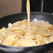 Añadir los huevos batidos. Cuando empieza a cuajar la tortilla agitar el sartén ligeramente para que no se pegue de las orillas o despegar un poco con ayuda de una pala.
