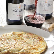 Servir frío y cortado en triángulos. Se conserva en refrigeración dos o tres días y es ideal acompañado de un Viña Real Reserva, un vino tinto de uva Tempranillo de la Rioja española.