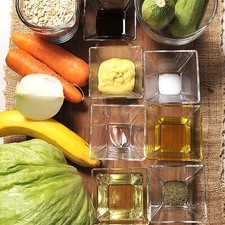 Ingredientes: 2 cucharaditas de aceite de oliva ¼ de cebolla 1 diente de ajo 2 zanahorias 3 calabacitas 1 taza de avena 1 plátano 1 cucharada de salsa de soya 1 cucharita de eneldo ½ cucharita de sal Harina de trigo al gusto Aceite vegetal Mostaza al gusto 1 Lechuga 1 Aguacate 1 Jitomate guaje 6 pan para hamburguesa