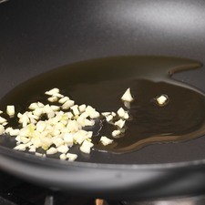 Picar finamente la cebolla y el ajo. Rallar las zanahorias y las calabacitas (si se desea se pueden pelar primero). Acitronar el ajo y la cebolla durante un minuto en un sartén con aceite de oliva.