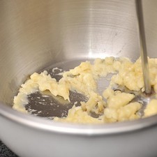 Machacar el plátano en un tazón hasta que quede como puré.