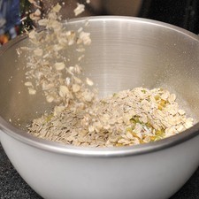 Añadir la avena, la salsa de soya, el eneldo y la sal. Revolver hasta obtener una mezcla homogénea y dejar reposar 15 minutos.