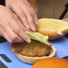 Hacer tortitas con la mezcla, revolcar en harina y freír en aceite vegetal a fuego medio por un lado y luego por el otro hasta que queden doradas. Cortar los panes a la mitad, untar con mostaza.