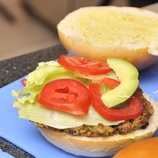 Colocar sobre la base una tortita, cubrir con lechuga, rodajas jitomate y rebanadas de aguacate.