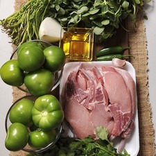 Ingredientes: ½ kilo de Costilla de cerdo 1 manojo de verdolaga 12 tomates verdes 2 chiles serrano ¼ de cebolla 1 diente de ajo ¼ de manojo de cilantro Sal, al gusto Aceite de oliva al gusto