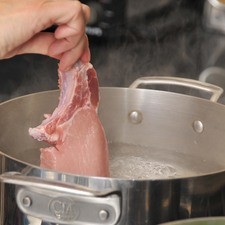 Poner a hervir la carne en una olla con un poco de sal durante 20 minutos.