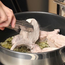 Sacar la carne del caldo y sofreír en aceite de oliva con la cebolla picada durante un par de minutos.