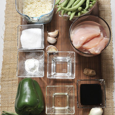 Ingredientes: 2 tazas de Arroz al vapor 1 pieza de Pechuga de pollo sin hueso 1/4 taza de Azúcar blanca 1/4 taza de Salsa de soya 1/4 taza de Vinagre blanco 1 pieza de Pimiento verde 1 taza de Ejote 1 cucharada de Aceite vegetal 5 piezas de Cebollitas de cambray 1 trozo de Jengibre 3 dientes de Ajo 1 cucharada de Maicena S 456 1475637891