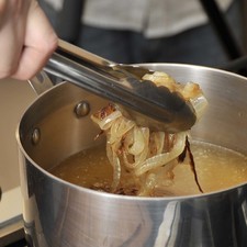 Calentar el caldo de res en una olla honda sobre la estufa. Agregar las cebollas caramelizadas.
