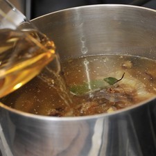 Añadir el laurel y el vino blanco. Sazonar con sal y pimienta al gusto y hervir alumbre baja durante 20 minutos hasta que se reduzca. Retirar el laurel.