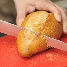 Mientras se reduce el caldo, cortar el pan francés en rebanadas.