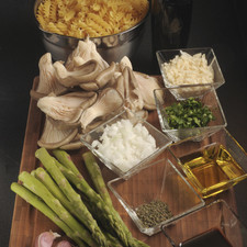 Ingredientes: 600 gramos sopa Fusilli 4 dientes de ajos picados 10 espárragos frescos 250 gramos de setas 1/3 de cebolla 1 cucharita de tomillo 2 cucharadas de perejil 2 cucharadas de vinagre balsámico Aceite de oliva al gusto Queso parmesano rallado al gusto Sal al gusto