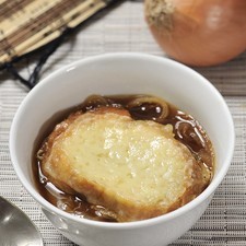 Servir la sopa en tazones con una rebanada de pan con queso encima.