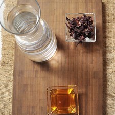 1 litro de agua ¼ de taza de miel de agave ½ taza de flor de jamaica