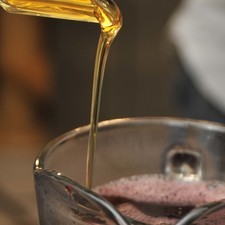 Agregar la miel de agave a la jarra con agua de jamaica, se puede dejar sin endulzar o endulzar con azúcar o sustituto de la misma.