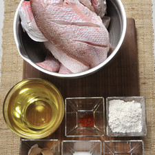 Ingredientes: 4 piezas de Huachinango entero sin vísceras ni escamas Aceite de canola Harina de trigo 1/4 cucharita de Pimienta negra molida 1/4 cucharita de Paprika 1 cucharita de Sal 6 dientes de Ajo