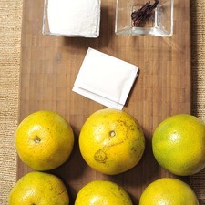 6 naranjas 1 hojas de jamaica 6 cucharadas de azúcar 14 gramos de grenetina natural