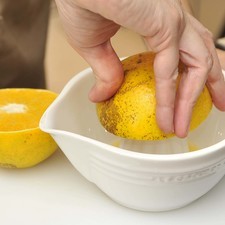 Exprimir las naranjas, se necesitarán 3 tazas de jugo de naranja.