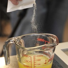 Si hiciera falta, agregar un poco de agua. Agregar la grenetina en forma de lluvia a un recipiente con ½ taza del jugo, dejar reposar para que se hidrate durante 5 minutos.