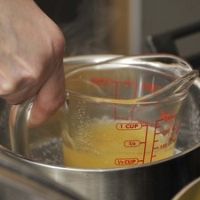 La mezcla debe quedar con consistencia sólida. Poner a baño María la grenetina hidratada, mezclar constantemente hasta que se disuelva y se haga líquida, la mezcla no debe hervir. La mezcla debe quedar con consistencia sólida. Poner a baño maría la grenetina hidratada, mezclar constantemente hasta que se disuelva y se haga líquida, la mezcla no debe hervir. Opcionalmente se puede calentar unos segundos al microondas para que se disuelva.