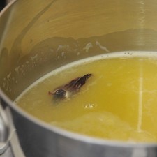Calentar el resto del jugo de naranja con la hoja de jamaica, agitando para que suelte su color, retirar la jamaica.