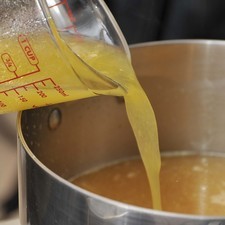 Añadir la grenetina disuelta al jugo y mezclar. Dejar enfriar.