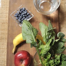 Ingredientes: 1 plátano 1 manzana ¼ de taza de moras ½ manojo de espinacas Agua Desinfectante de verduras