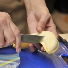 Cuando los plátanos están a punto de pasarse de maduros, pelarlos, cortar en trozos medianos.