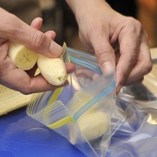 Colocar en bolsas de plástico y meter al congelador, así estarán listos para un batido cuando tengas prisa.
