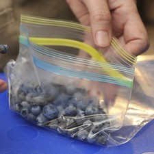 Poner a remojar las moras en agua con una gota de desinfectante, escurrir, dejar secar y guardar igual en bolsas dentro del congelador.