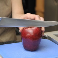Lavar bien las manzanas y cortar en trozos con todo y cáscara.