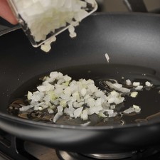 Sofreír la cebolla picada en un sartén con aceite de oliva un par de minutos.
