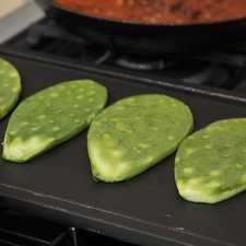 Asar los nopales sobre el comal a fuego medio durante 2 o 3 minutos de cada lado, volteándolos con una pala.