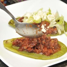 Colocar sobre cada nopal asado un poco de tinga, lechuga picada y queso desmoronado.